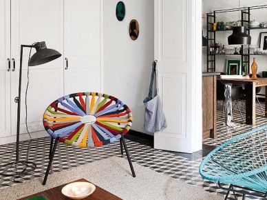 brawurowo, kolorowo, czyli mix  stylowy w hiszpańskim domu - trochę stylu vintage, industrialnego, trochę nowoczesnych i stylowych form - przykład na eklektyczne wnętrze w postarzanej i przemysłowej formie i wyrazie. aranżacja swobodna i kolorowa, na całkowitym luzie, ale z doskonałym wyczuciem i smakiem. Kolory błękitu i soczystej zieleni połączone z metalicznymi meblami oraz czarno-białą posadzką dały obraz bardzo indywidualnej i oryginalnej aranżacji. Misz - masz po hiszpańsku...