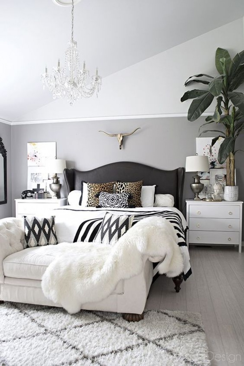 Aranżacja sypialni wygląda naprawdę ciekawie. Biało-szara paleta barw nadaje wnętrzu elegancki charakter. W dość...
