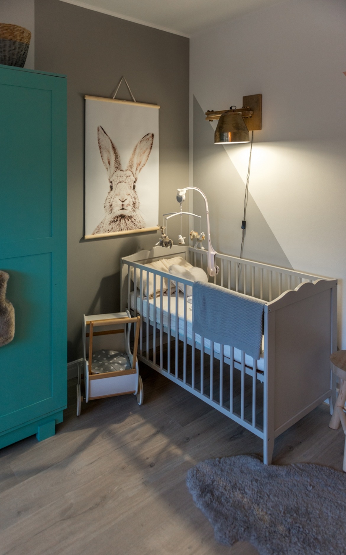 Szare łóżeczko i niebieska szafa w pokoju dziecięcym (51893)