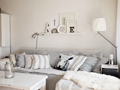Biało-szary salon w stylu skandynawskim,poduszki w graficzne wzory i druki,dekoracja półki nad sofą (48138)