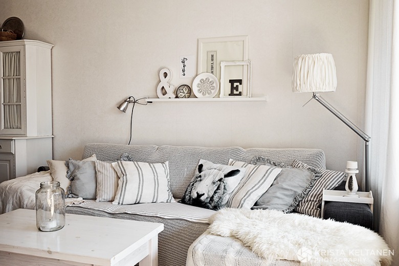 Biało-szary salon w stylu skandynawskim,poduszki w graficzne wzory i druki,dekoracja półki nad sofą (48138)