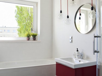 Aranżacja łazienki w bieli i czerwieni (50719)