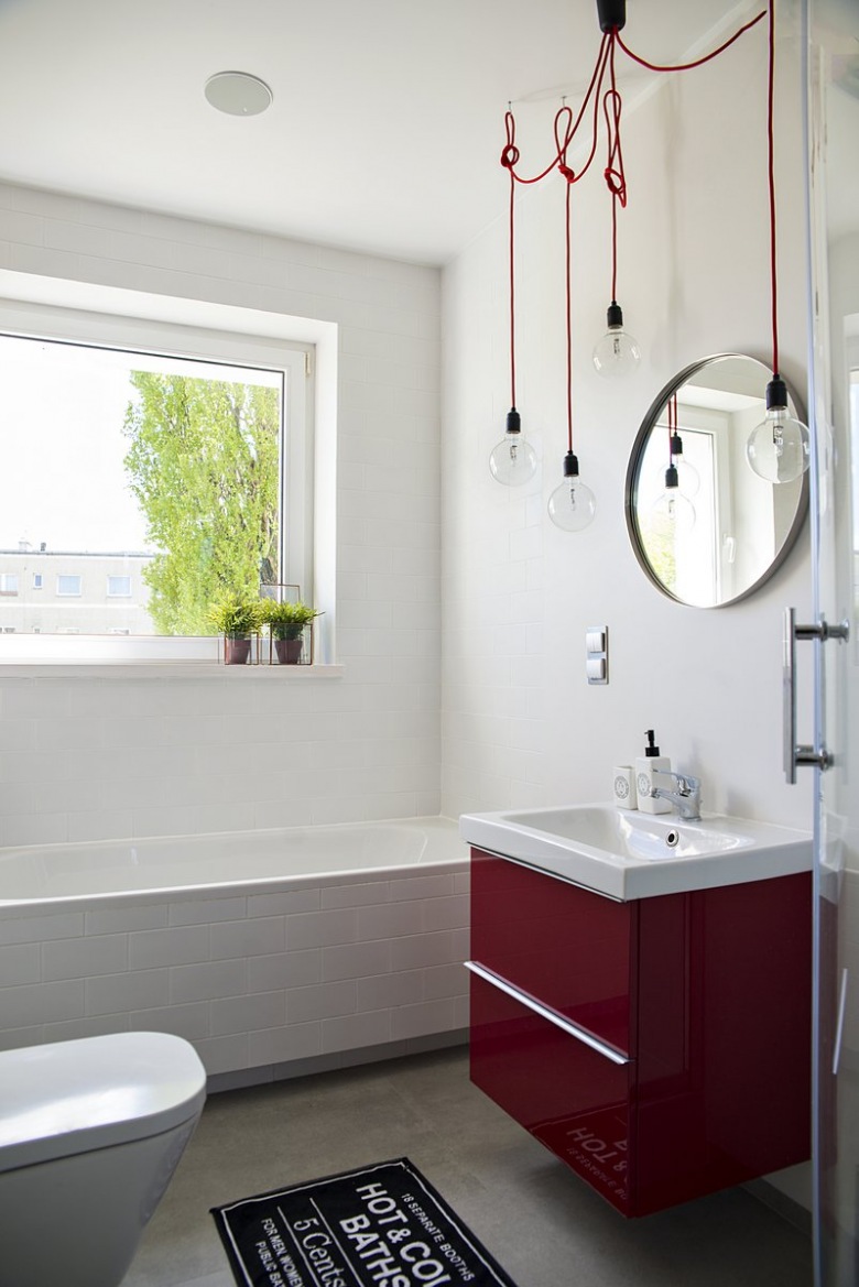 Aranżacja łazienki w bieli i czerwieni (50719)