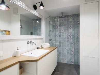 Aranżacja białej łazienki ze wzorzystą ścianą (47703)