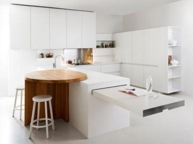 Piękna i   doskonale zorganizowa biała kuchnia z drewnianym stołem (17131)