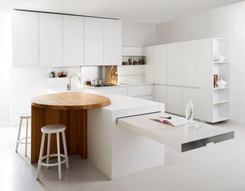 Piękna i   doskonale zorganizowa biała kuchnia z drewnianym stołem (17131)