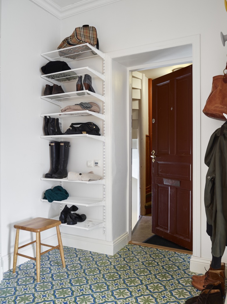 Kolejny prosty sposób i tani na aranżację korytarza. Tutaj zwykłe półki służą jako dekoracja i przechowywanie butów.
