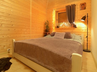 Mała sypialnia z drewnianymi deskami na ścianach i suficie (55915)