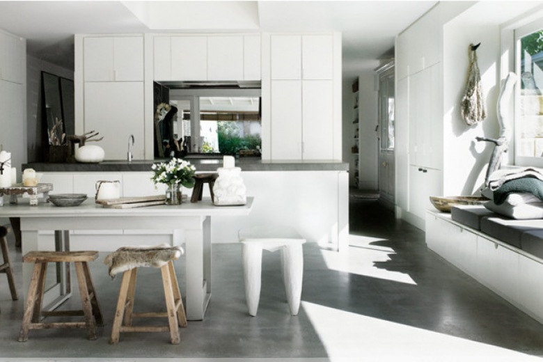 dom subtelny, biały i w naturalnych odcieniach - to przykład, jak delikatnie można zestawiać biały kolor i neutralny, surowy kolor drewna. Dom jest jasny, estetyczny. Generalnie, to współczesna aranżacja  z domieszką surowych, rustykalnych...