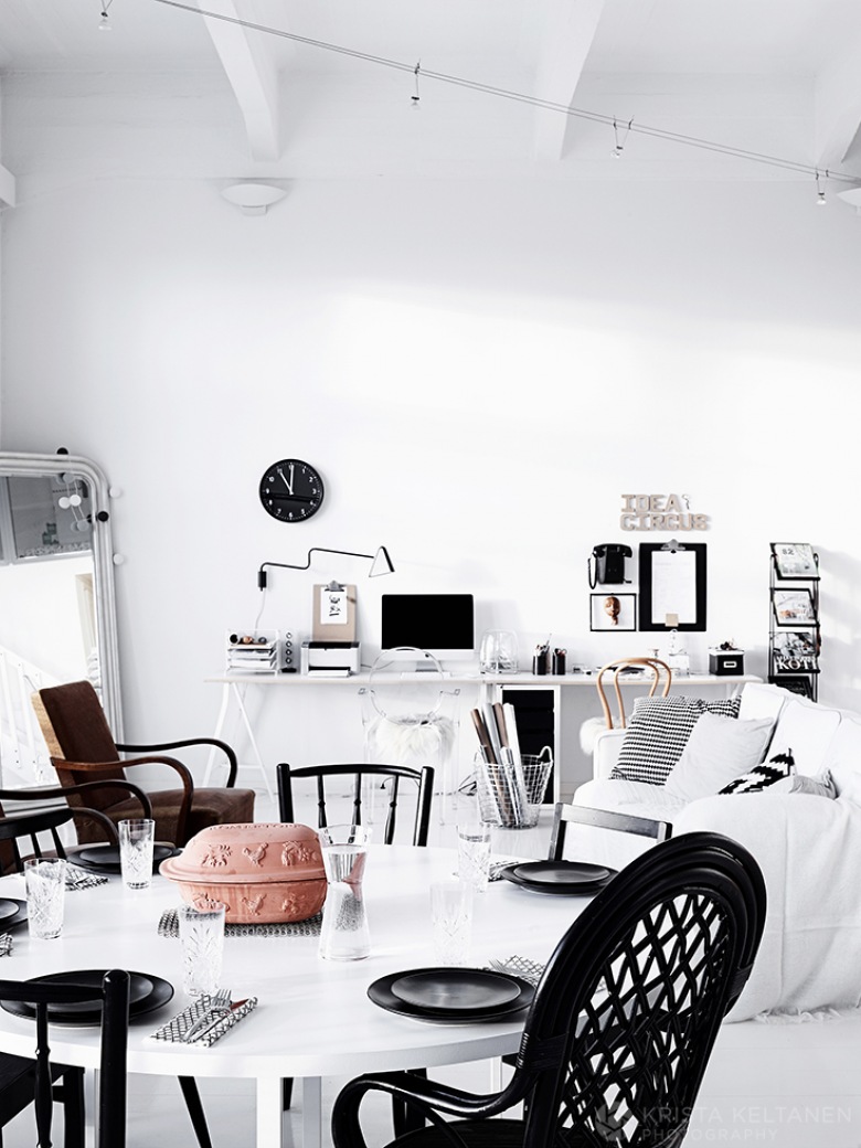 Przepiękne mieszkanie w stylu skandynawskim, w biało-czarnej aranżacji,sfotografowane przez wspaniałego artystę z...