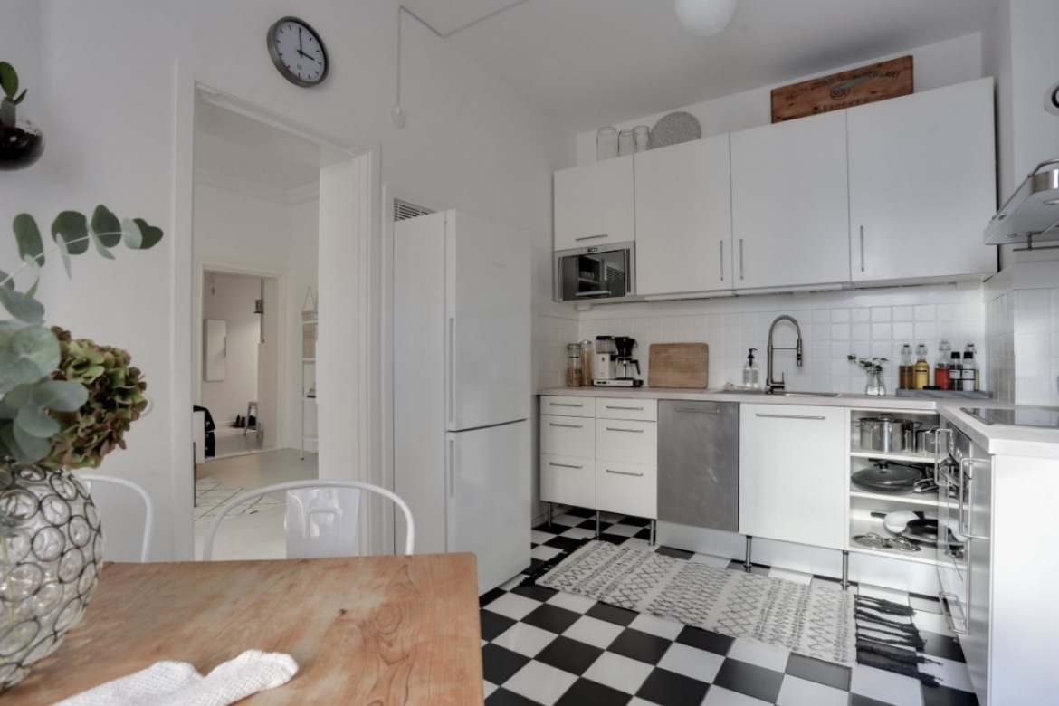 Biało-czarna podłoga w skandynawskiej kuchni (51545)
