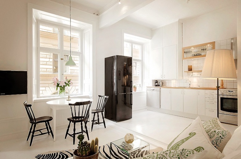 pomysł na otwartą zabudowę salonu z kuchnią - to skandynawska aranżacja w bieli, z dodatkiem zieleni. Nowocześni i estetycznie...