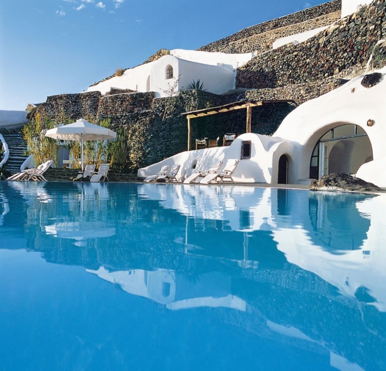 niesamowity, grecki hotel w Santorini. Mieści się na kladerach,czyli dziurach, które powstały na skutek gwałtownej eksplozji wulkanu. Magia i czar mocy żywioł i piękna natury....