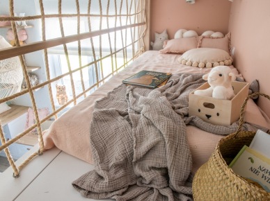 Łóżko dziecięce na antresoli w różowej aranżacji (56512)