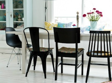 Biały stół z drewna  z czarnymi krzesłami z metalu, drewna i tworzywa (22010)