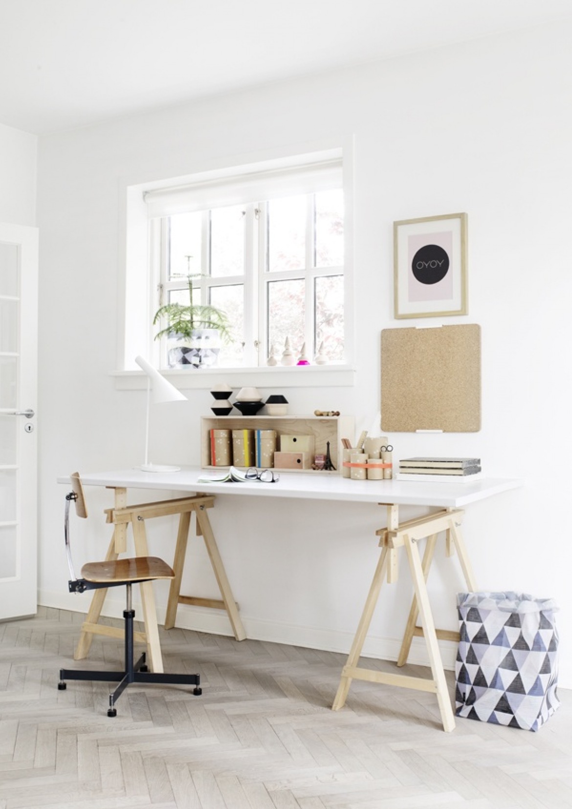 Skandynawskie białe biurko na drewnianych kozłach,drewniane nowoczesne krzesło na metalowym krzyżaku i korkowe detale w aranzacji prostego domowego biura, (26133)