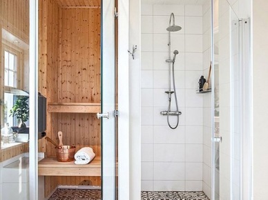 Biała łazienka i sauna połączone płytkami azulejos (49000)