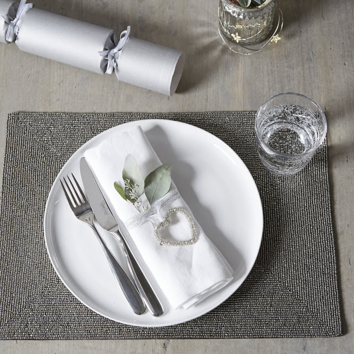Skromnie i elegancko - biało-szara dekoracja stołu (47783)