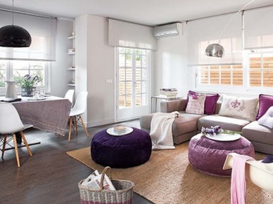 Szaro-beżowa podłoga w białym salonie z wrzosowymi i fioletowymi pufami i poduszkami (25520)