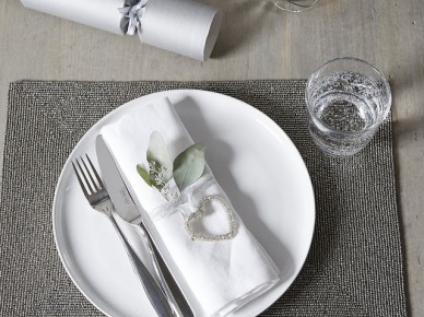 Skromnie i elegancko - biało-szara dekoracja stołu (47783)