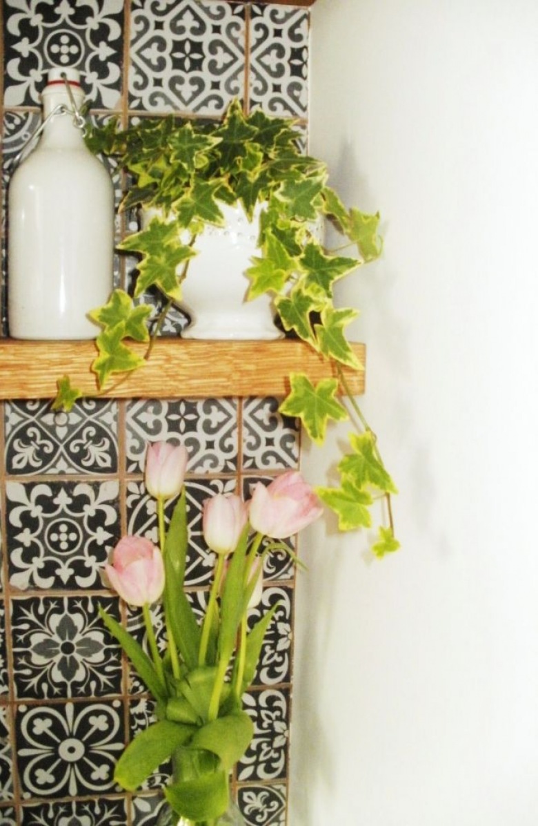 Różowe tulipany,wiosenne aranzacje z kwiatami w kuchni,marokańska płytka na scianie w kuchni, (37070)