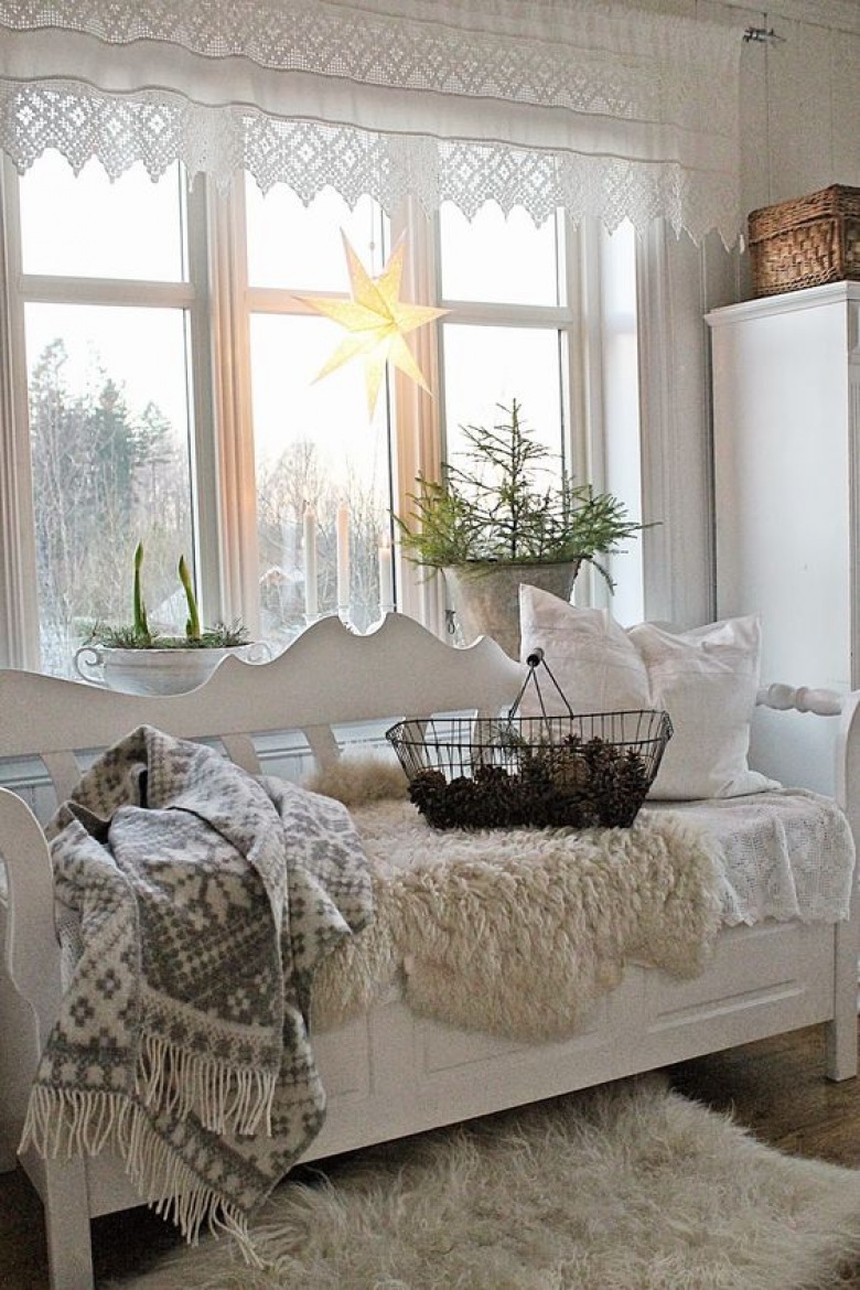 Puszysty pled i dywan w aranżacji zimowej leżanki w oknie (54045)