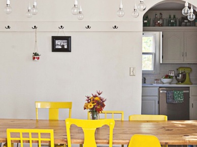 Różne style krzeseł w żółtym kolorze a aranżacji białej kuchni (22263)