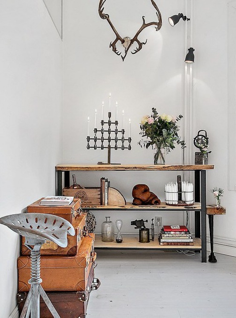 Dekoracyjne walizki vintage,industrialny stołek i metalowo-drewniane półki w salonie (27607)