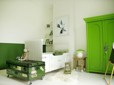 Biało-zielony pokój dla dziecka ze skrzynią z recyklingu (24302)