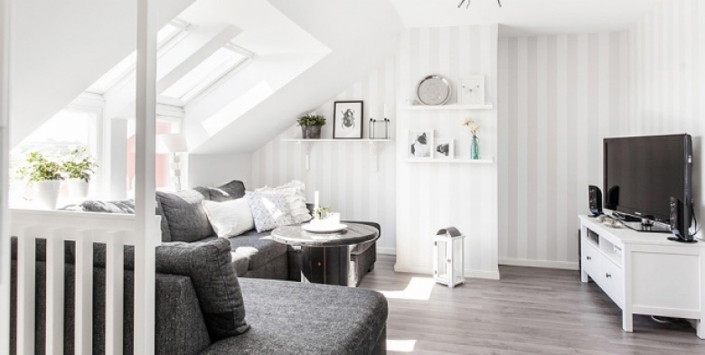 Biały jasny salon z ciemną drewnianą podłogą w skandynawskim klimacie....