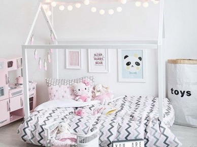 Aranżacja białego pokoju dla dziewczynki z łóżkiem w kształcie domku (51921)