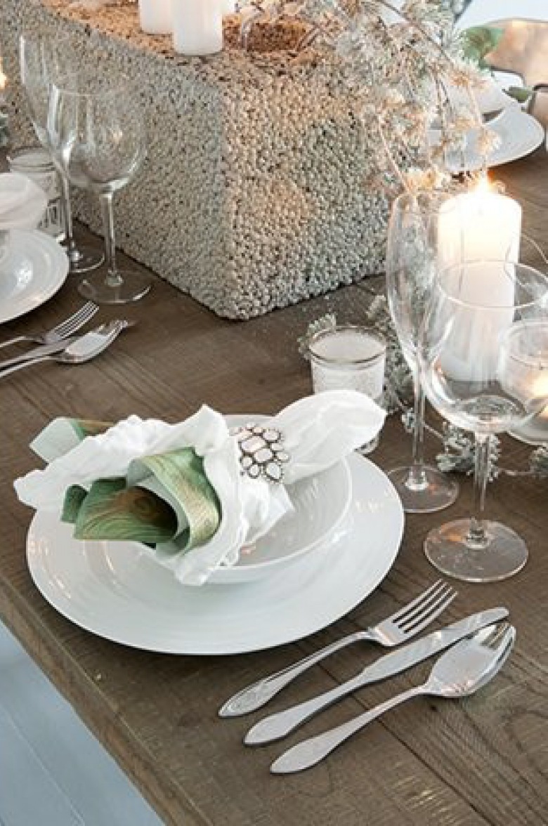 Biało-srebrna dekoracja stołu w jadalni (19696)