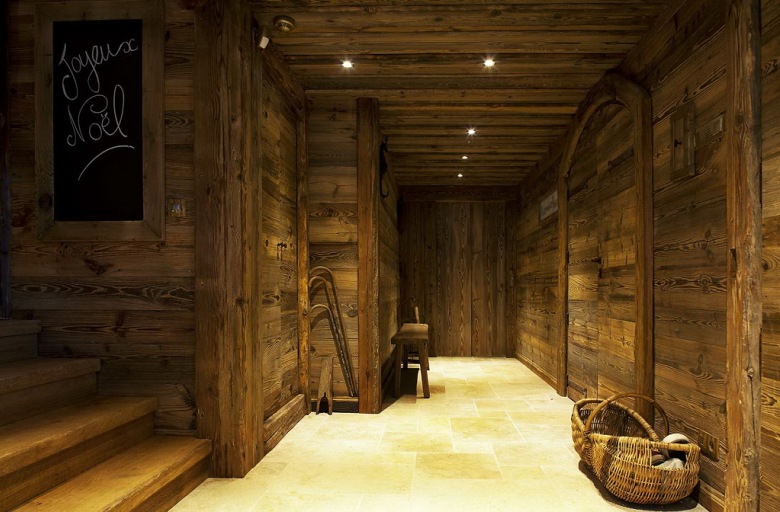 intrygujący dom w Alpach z bardzo ciekawą aranżacją - mocne, ciosane formy mebli z drewna w oryginalnym kolorze, lekko...