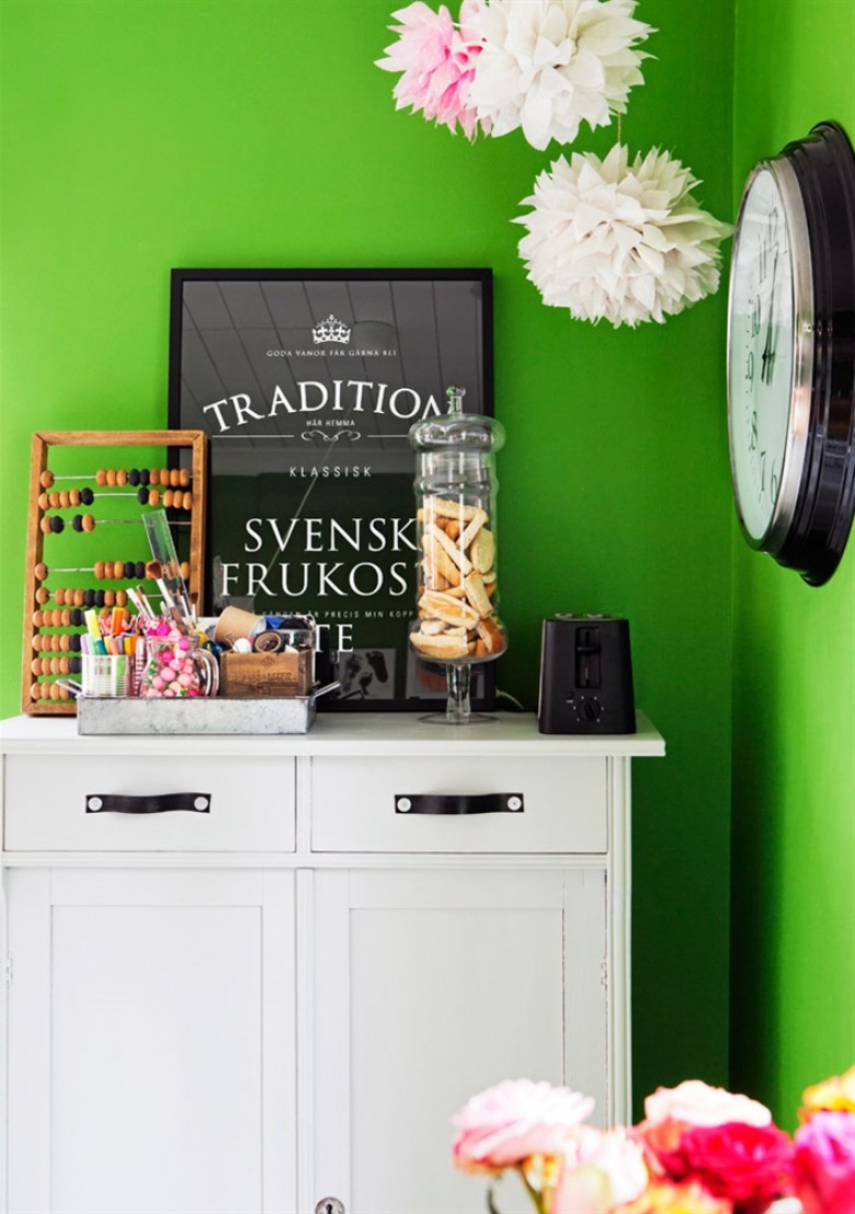 nietypowa aranżacja skandynawskiego, wiejskiego domku - pełna nasyconych kolorów, soczystej zieleni, intensywnego...