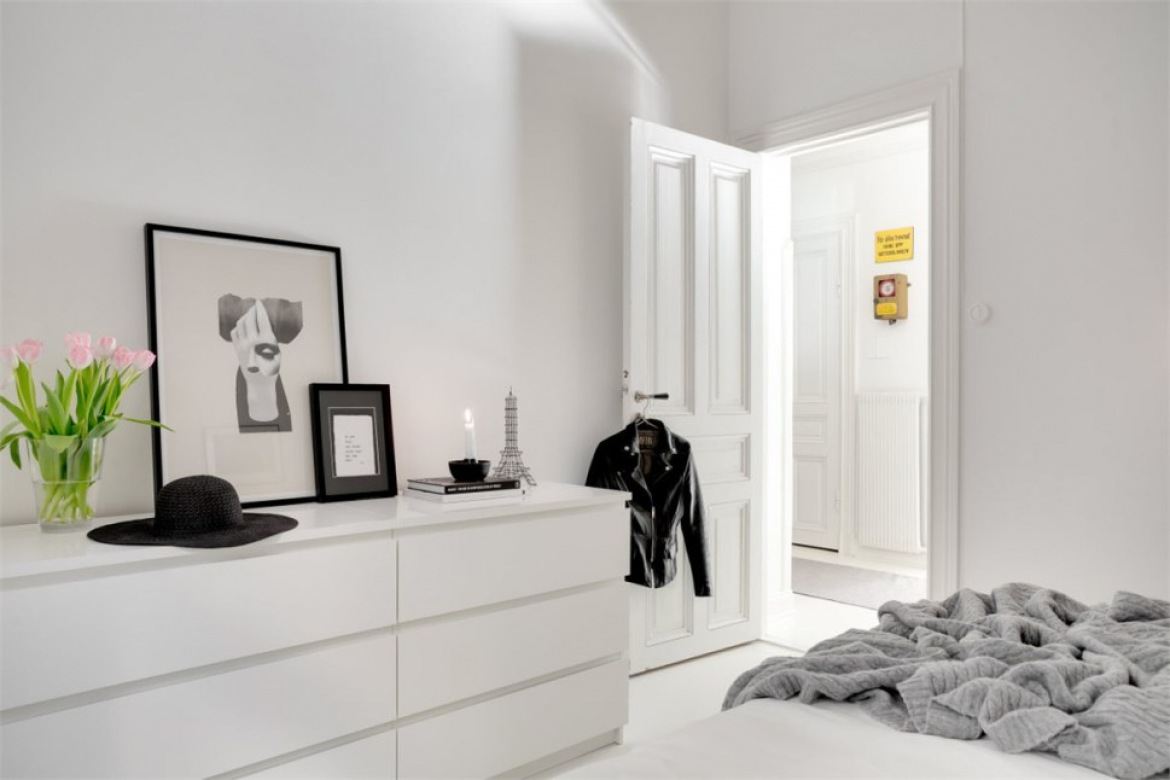 Minimalistyczna aranżacja białej sypialni z czarnymi detalami (28159)
