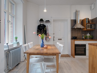 Otwarta kuchnia z jadalnią w mieszkaniu bez przedpokoju (22626)