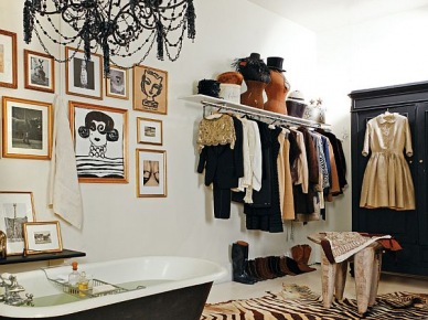 Łazienka z garderobą z czarną wanną na łapkach i skórzanym dywanem zebry (20304)