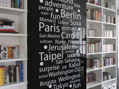 Szklane czarne ścianki przesuwane z  białą typografią przy domowej biblioteczce (24116)