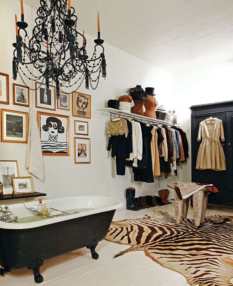 Łazienka z garderobą z czarną wanną na łapkach i skórzanym dywanem zebry (20304)