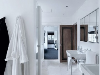 Przestronna i otwarta biała łazienka przy sypialni (21046)
