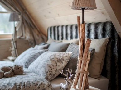 Oryginalna lampka nocna z drewna w sypialni (50672)
