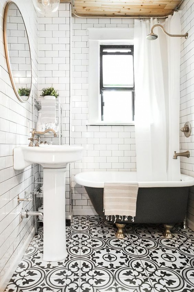 Biała łazienka z czarną wanną i wzorzystą podłogą (52514)