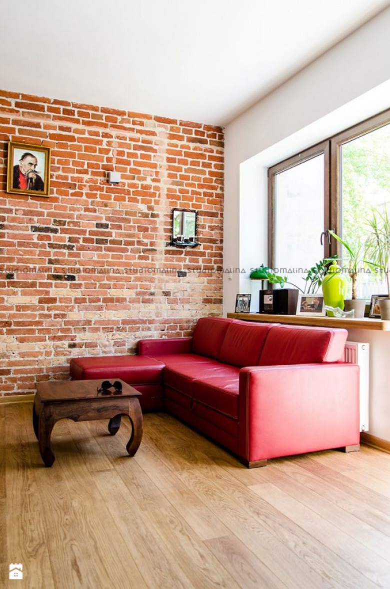 Polska inspirująca aranżacja mieszkania w przedwojennej kamienicy z czerwoną cegłą w salonie (42784)