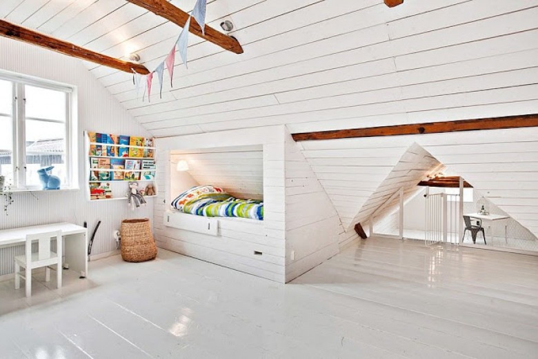 Pokój dziecięcy na poddaszu z łóżkiem we wnęce pod skośnym dachem z bialych desek (21570)