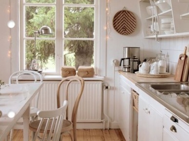 Świecące girlandy wokół okna w białej kuchni (27046)