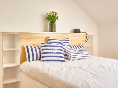 Niebieskie poduszki jako dekoracja w sypialni (54746)