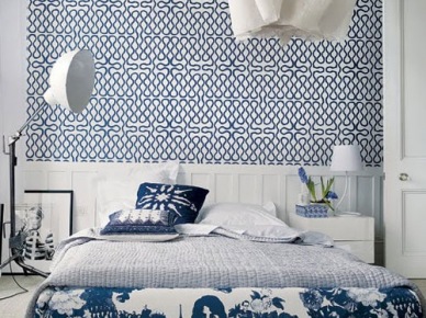 Błękitne i granatowe dekoracje w białej sypialni (28495)