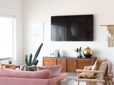 Różowa sofa i złote dodatki w eklektycznym salonie (53553)