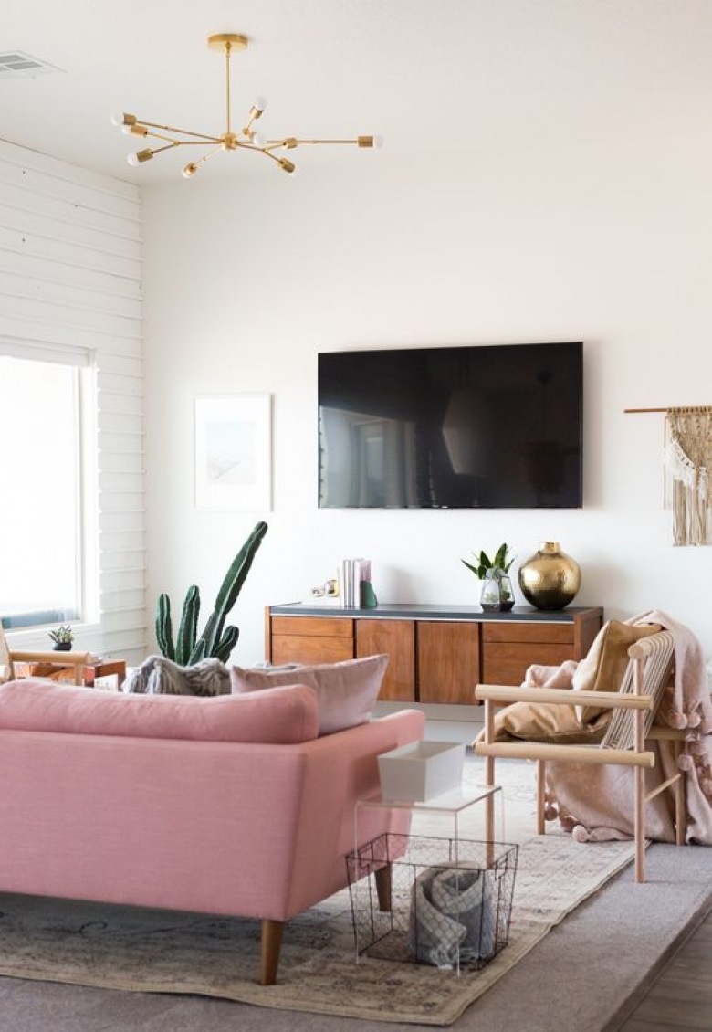 Eklektyczny salon wyróżnia się wśród aranżacji kolorem sofy. Różowe obicie zwraca na siebie uwagę i jednocześnie wprowadza bardzo przytulny klimat do...