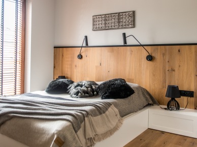 Piękna aranżacja sypialni w szarości z drewnianą ścianą (57068)